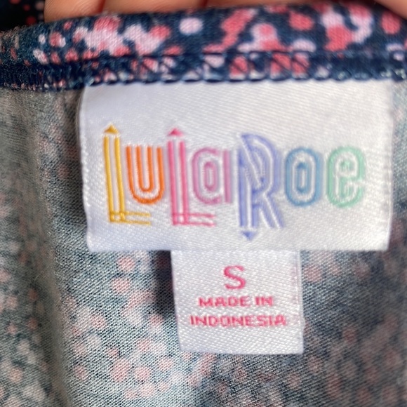 Lularoe top 5 for $25 🤍💚 - Picture 2 of 2